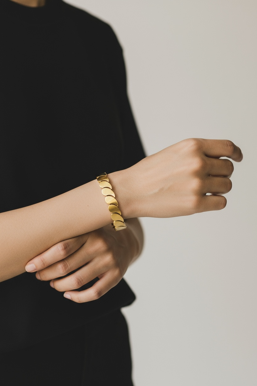 Elegant Leaf Pattern Bracelet